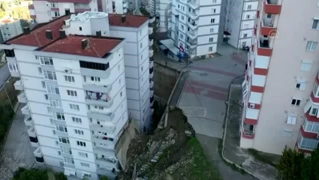 (Drone) İstinat duvarının çökmesi sonucu 2 apartman tahliye edildi