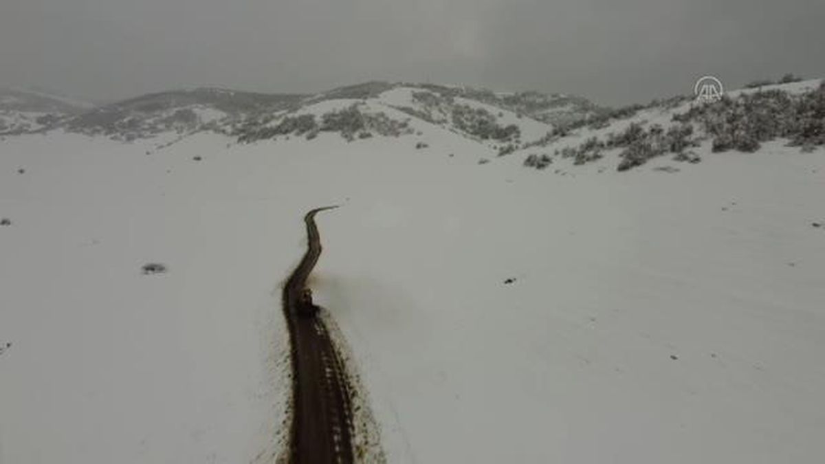 (DRONE) Yedisu'da kar nedeniyle ulaşıma kapanan köy yolu açıldı