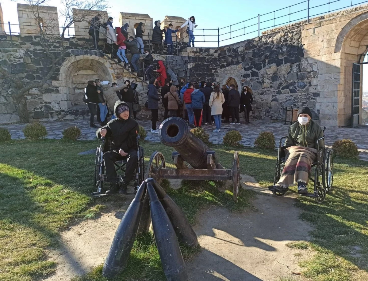 Engelli öğrenciler Nevşehir\'deki tarihi alanları gezdi