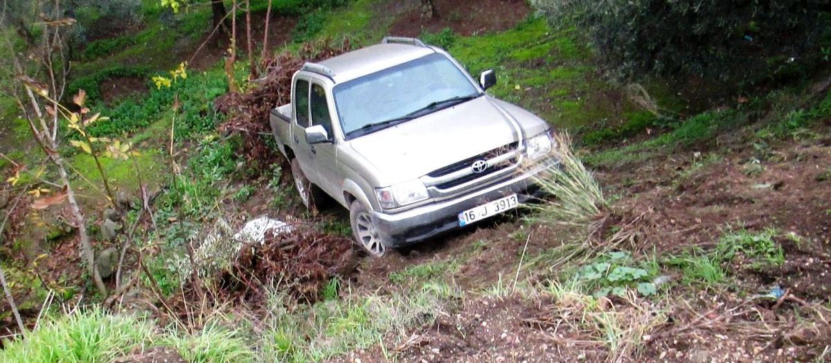 Erdek\'te 2 araç şarampole uçtu