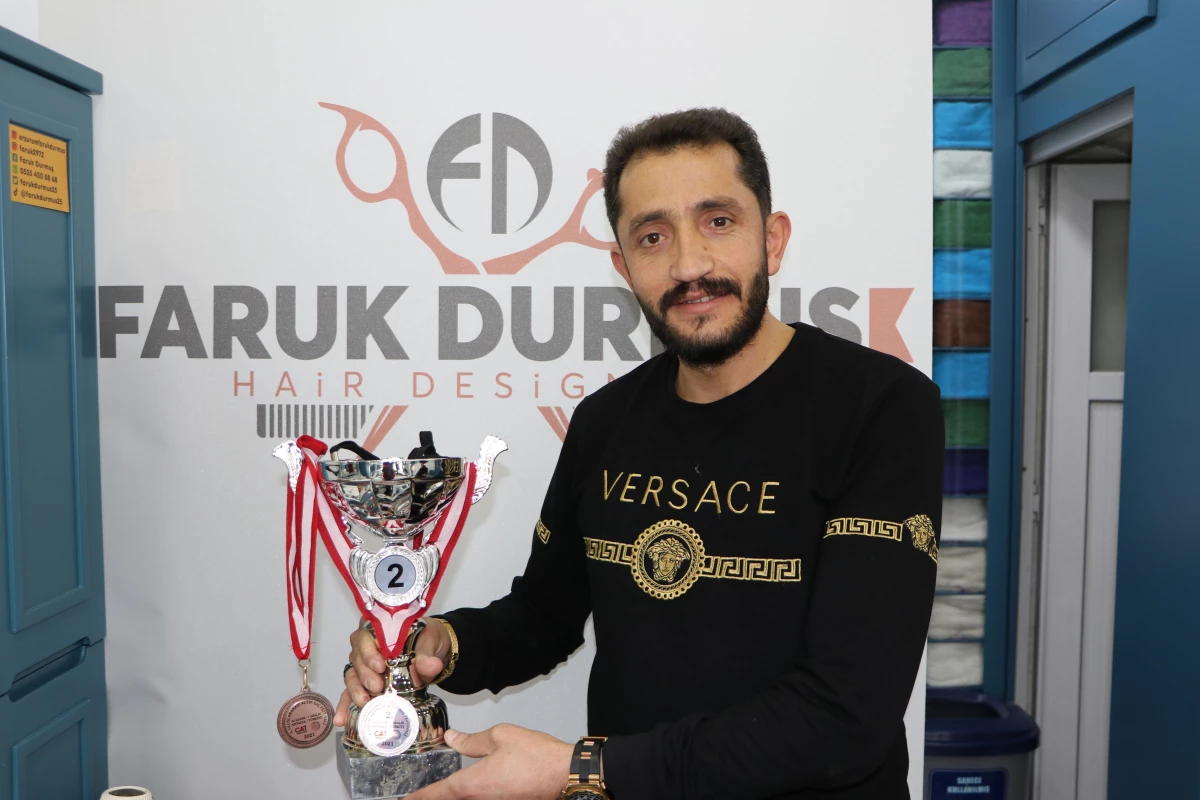 Erzurumlu berber "Türkiye\'nin En İyi Kuaförü Sen Misin" yarışmasında ikinci olmanın mutluluğunu yaşıyor