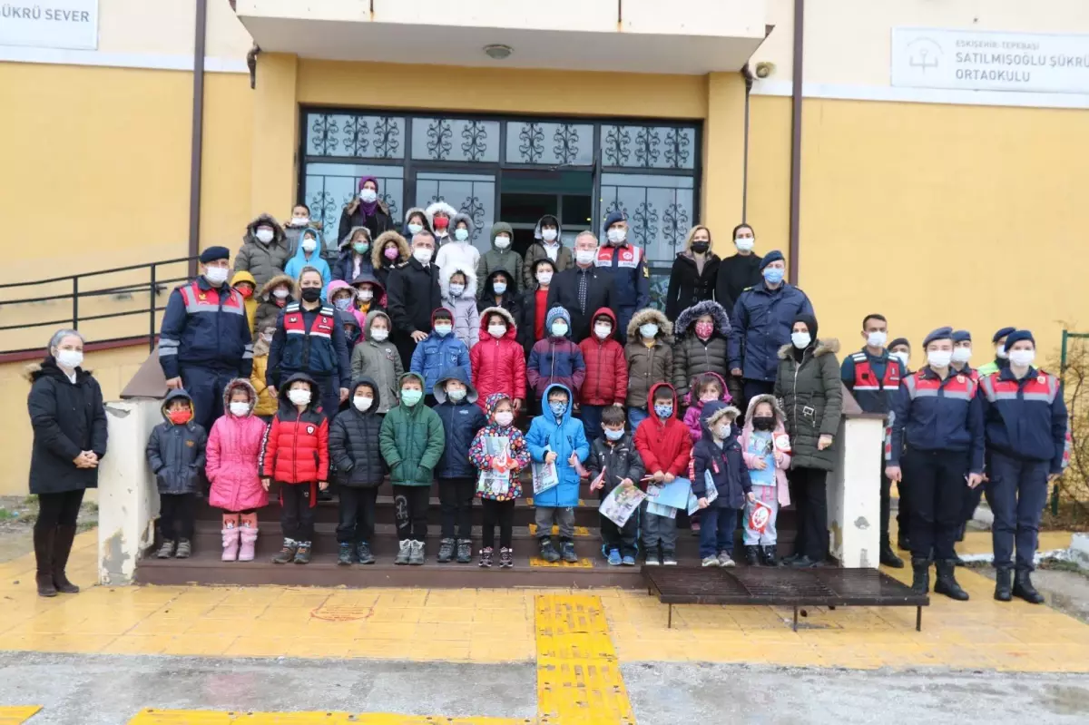 Eskişehir İl Jandarma Komutanlığı ekipleri çocukları bilgilendirdi