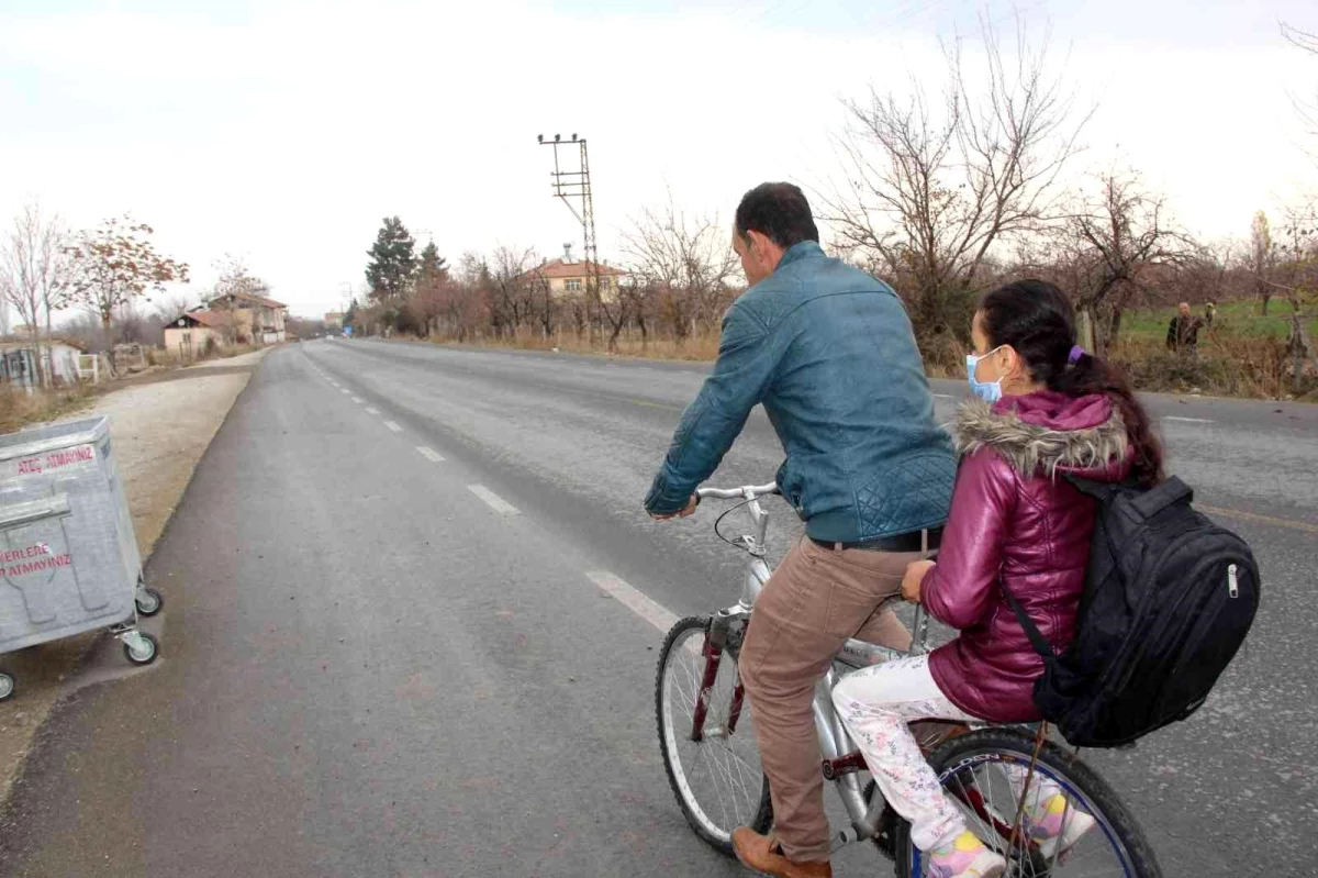 Fedakar baba, yürüyemeyen kızını 4 kilometre uzaklıktaki okula bisikletiyle götürüyor