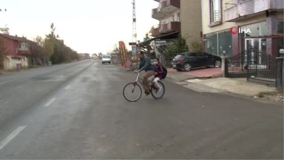 Fedakar baba yürüyemeyen kızını 4 kilometre uzaklıktaki okula bisikletiyle götürüyor