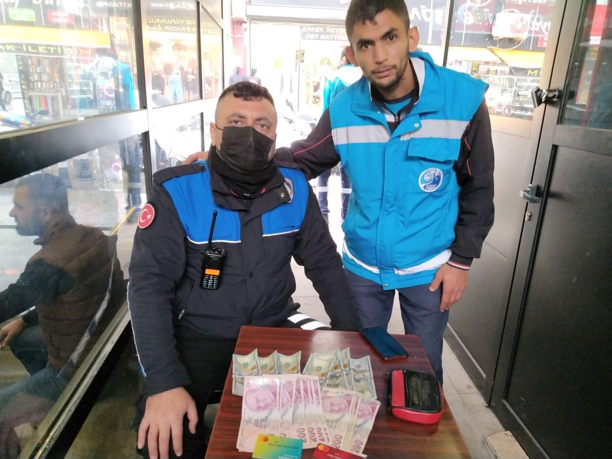 Hatay\'da engelli temizlik işçisi yolda bulduğu cüzdanı sahibine teslim etti