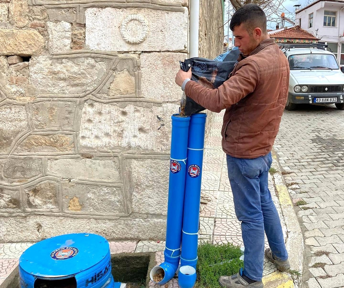 Hisarcıklı esnaftan sokak hayvanlarına mama desteği