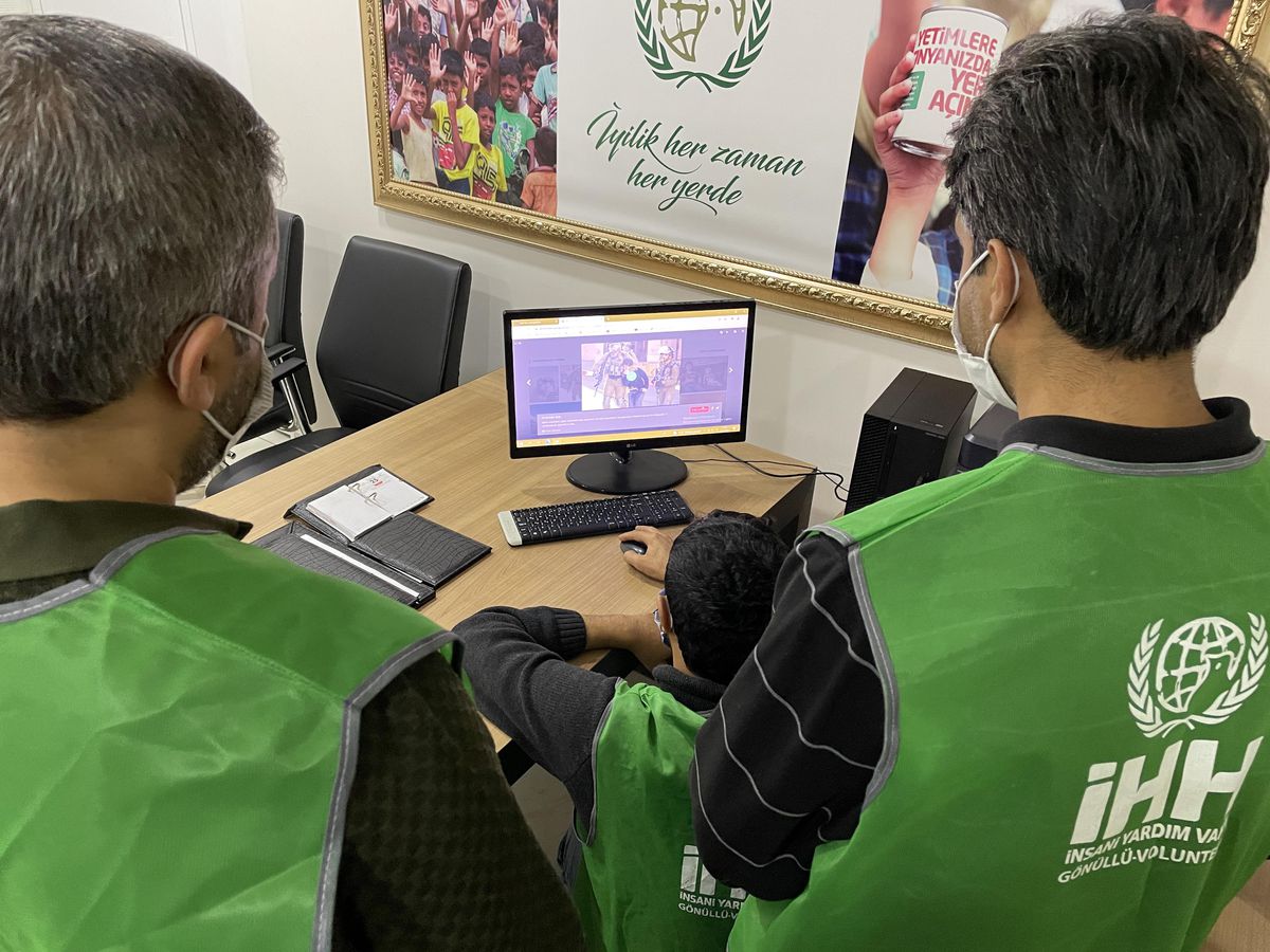 İHH gönüllüleri AA\'nın "Yılın Fotoğrafları" oylamasına katıldı