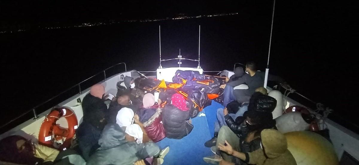 İzmir açıklarında 26 göçmen kurtarıldı