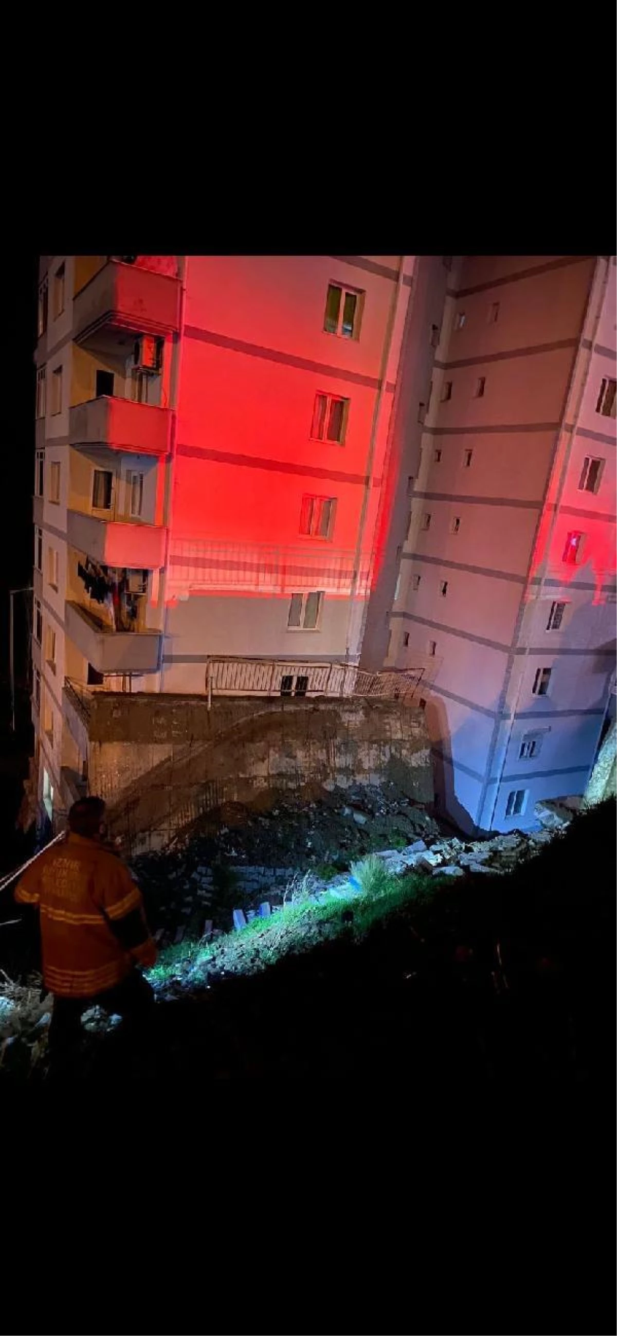 İstinat duvarının çökmesi sonucu 2 apartman tahliye edildi