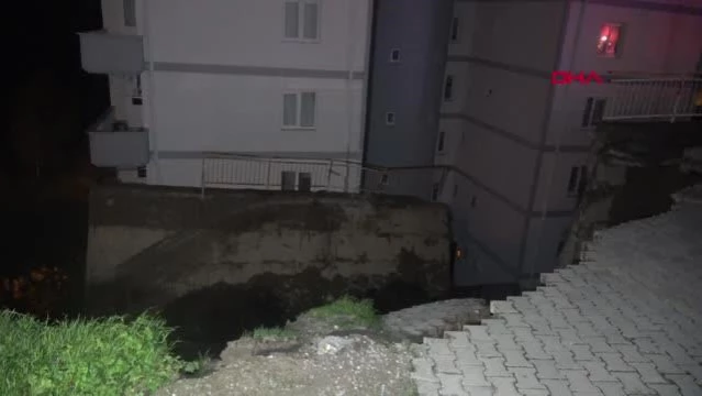 (Drone) İstinat duvarının çökmesi sonucu 2 apartman tahliye edildi