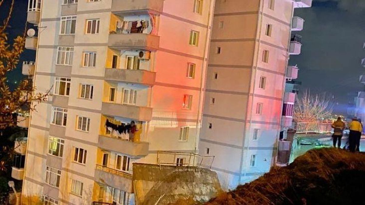 İzmir\'de istinat duvarı çöktü: 88 daire boşaltıldı