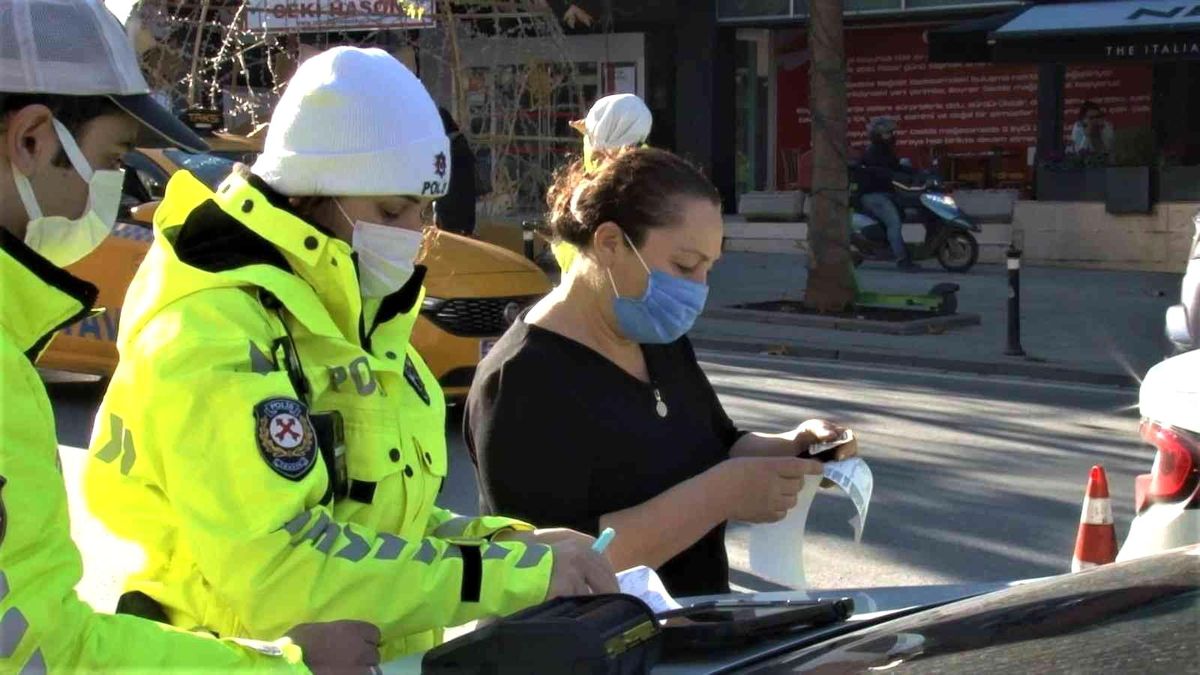 Kadıköy\'de drone destekli denetimde emniyet kemeri ihmaline ceza yağdı