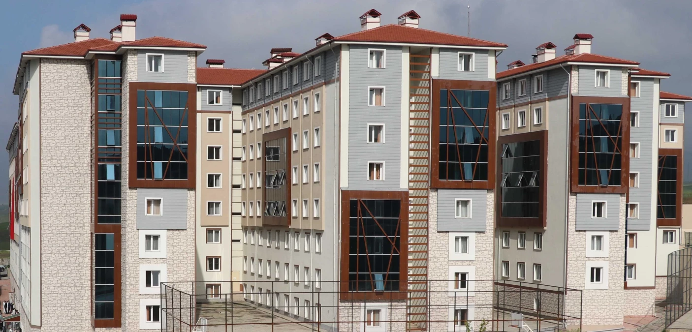 Karabük\'te öğrenci yurdunun 8. katından düşen temizlik işçisi öldü