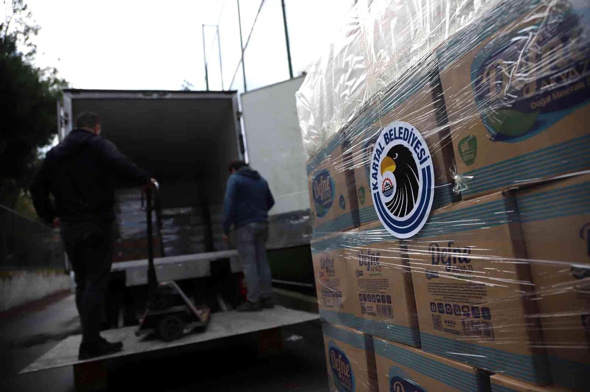 Kartal Belediyesi\'nden spor kulüplerine 300 bin adet bardak su