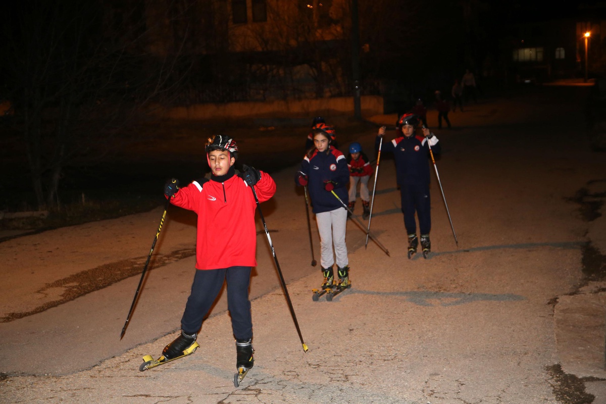 Kayaklı koşu sporcuları sezona sokak lambalarının ışığında hazırlanıyor