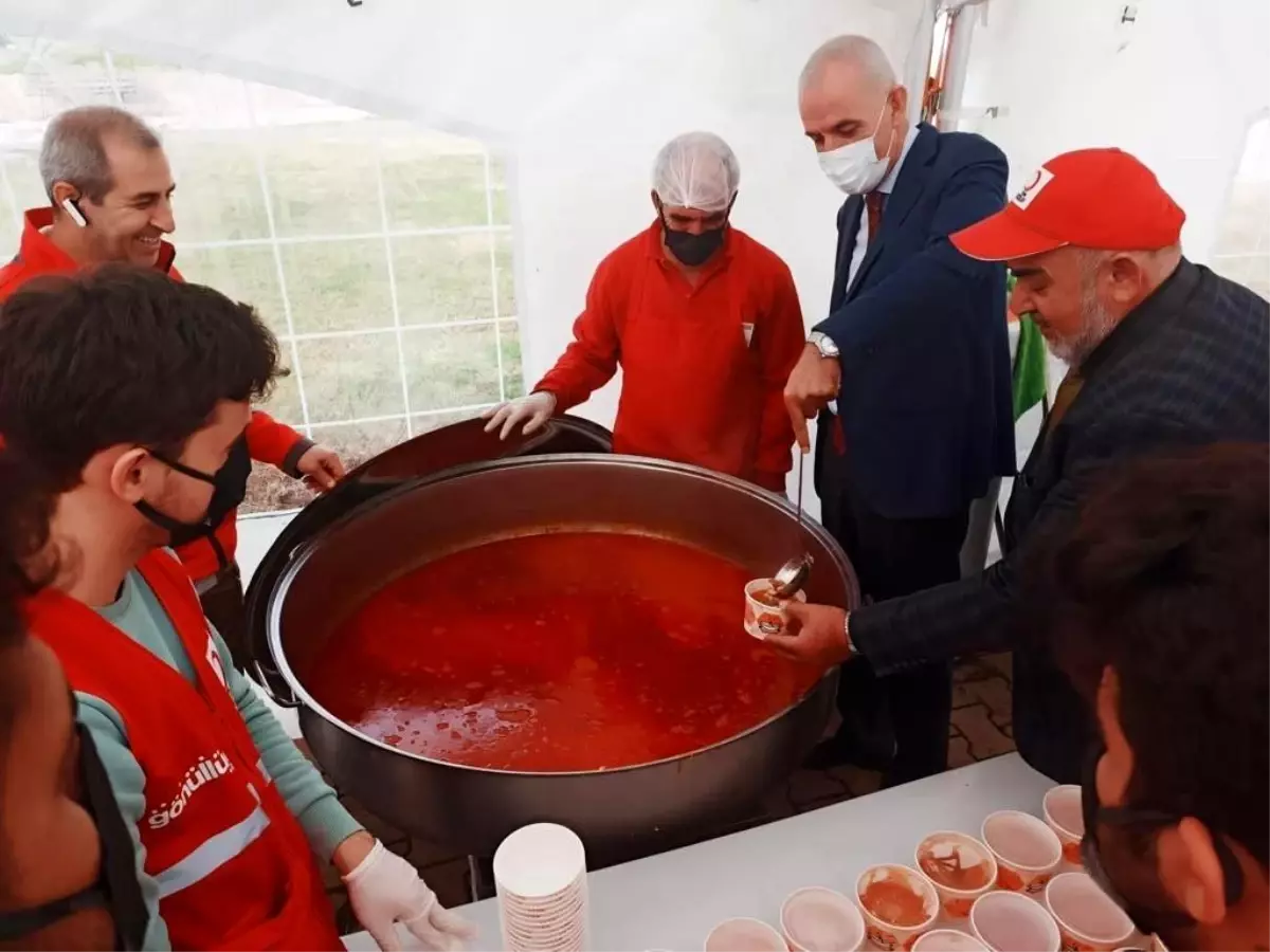 Kaymakam Aksoy, afet bölgesindeki Kızılay çadırını ziyaret etti