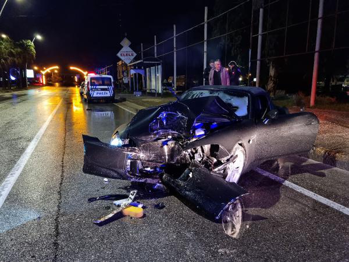 Kaza yapan spor otomobilin sürücüsü, aracını bırakıp kaçtı