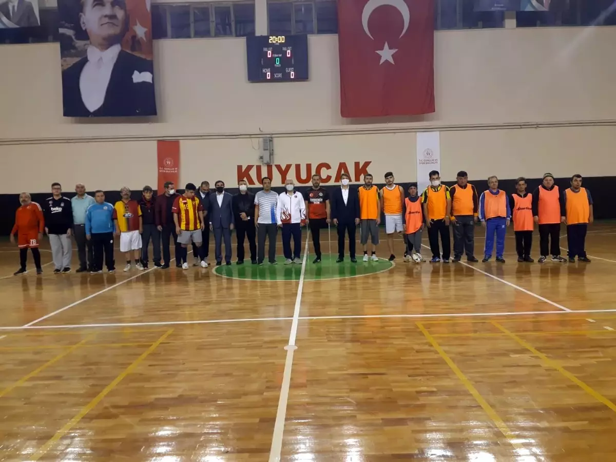 Son dakika haberi! Kuyucak\'ta futsal maçında dostluk kazandı