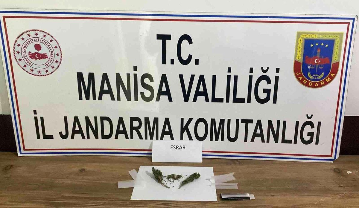 Manisa\'da araç içinde uyuşturucuyla yakalanan şahıslar gözaltına alındı