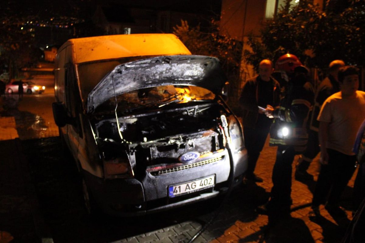 Motoru alevler içinde kalan ticari araç korkuttu