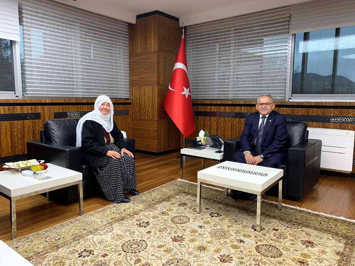 Büyükkılıç, 75 yaşındaki Necibe Avşar\'ı makamında ağırladı