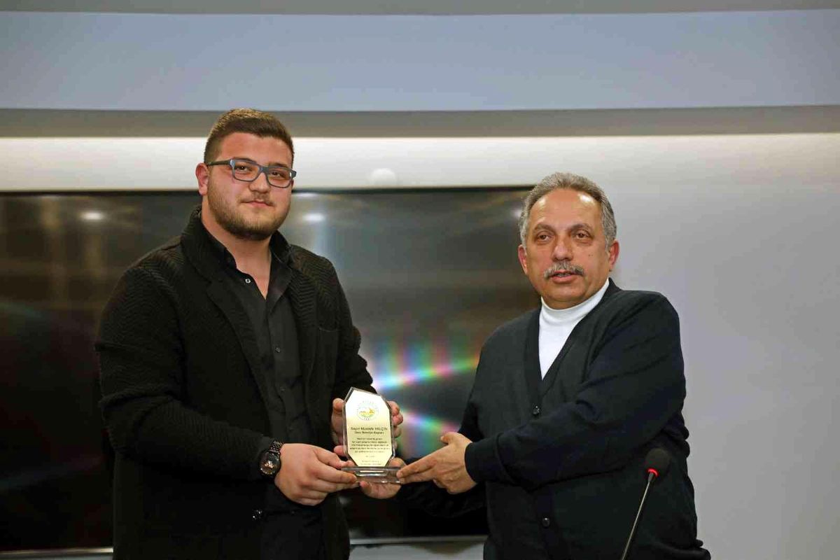 Öğrencilerden Başkan Yalçın\'a kütüphane için teşekkür plaketi