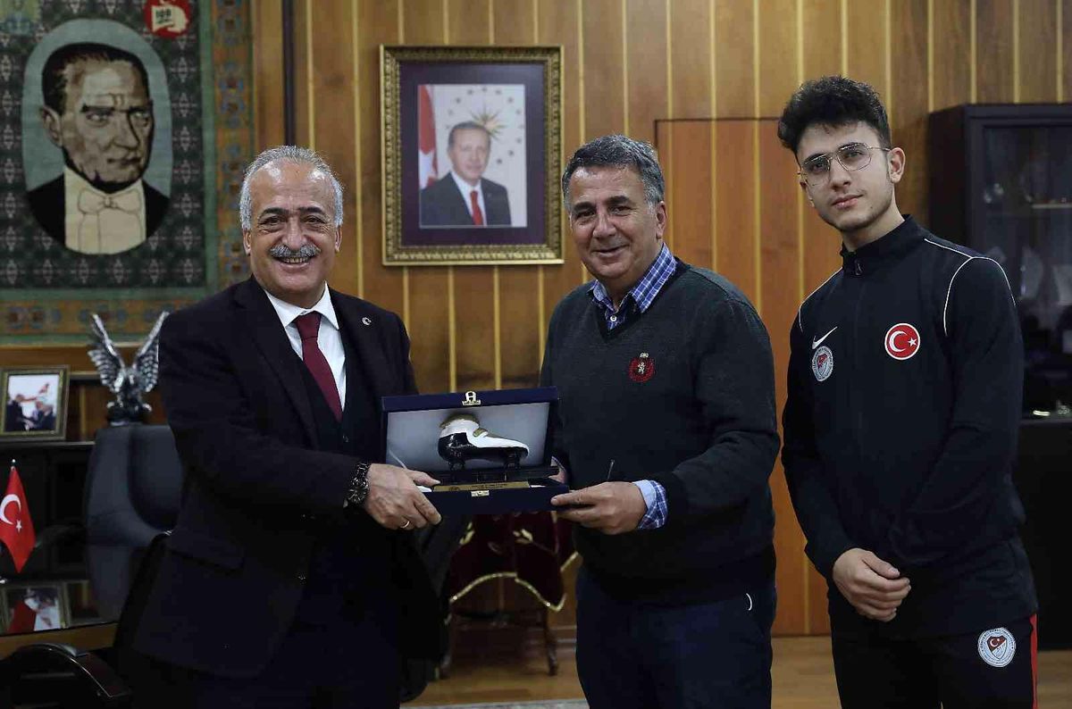 Olimpiyatlara katılma hakkı elde eden Atatürk Üniversiteli Furkan Akar\'dan Rektör Çomaklı\'ya ziyaret