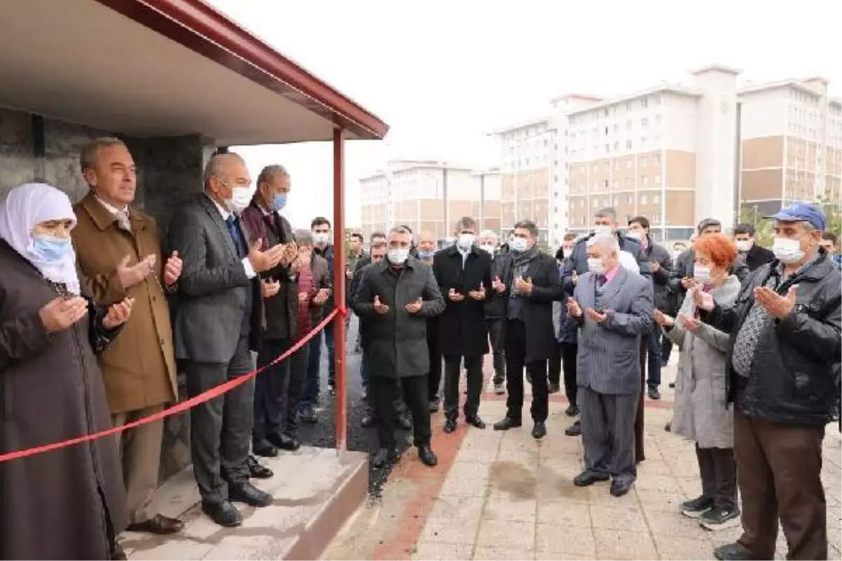 Otobüs durağı ve hayrat çeşmeye kurdeleli açılış