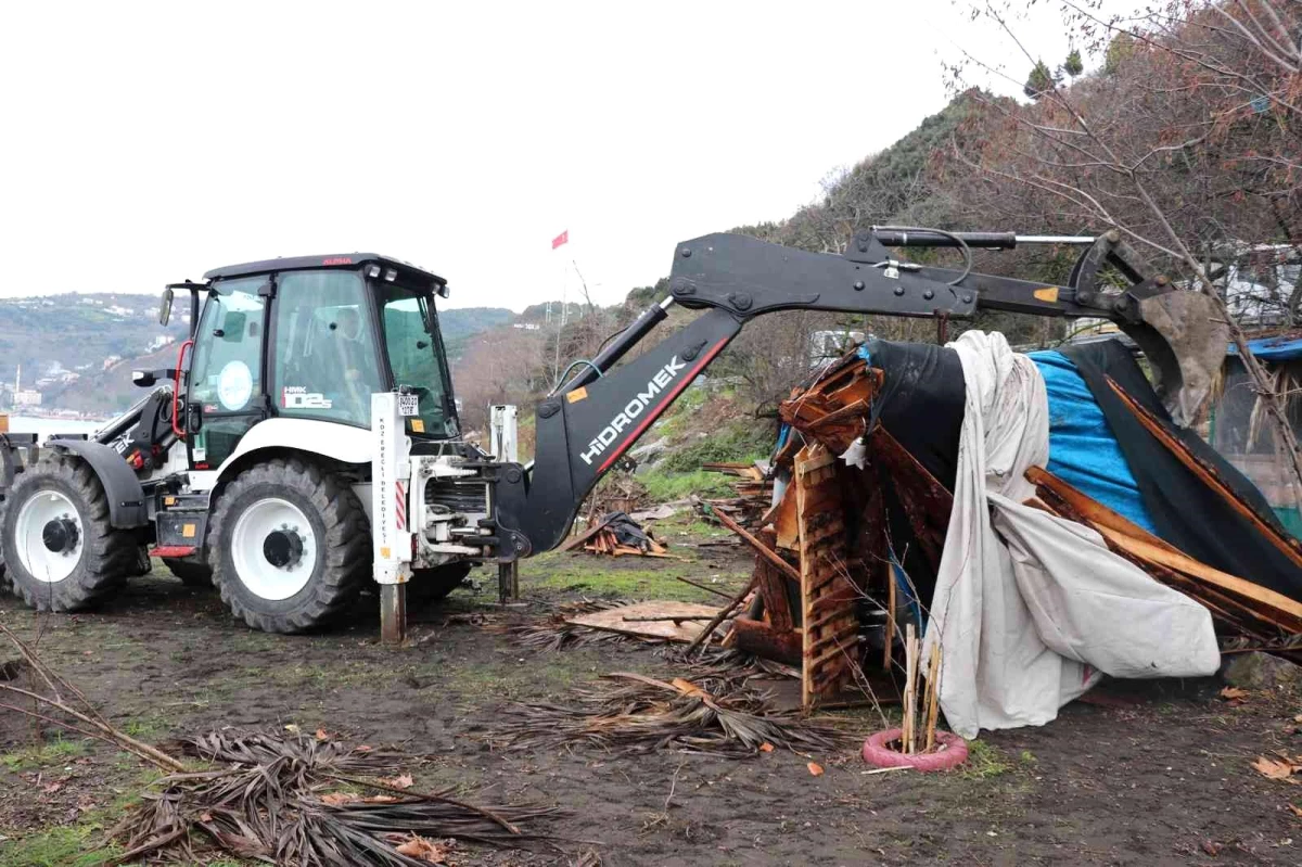 Plajlar bölgesindeki yapıları belediye ekipleri yıktı