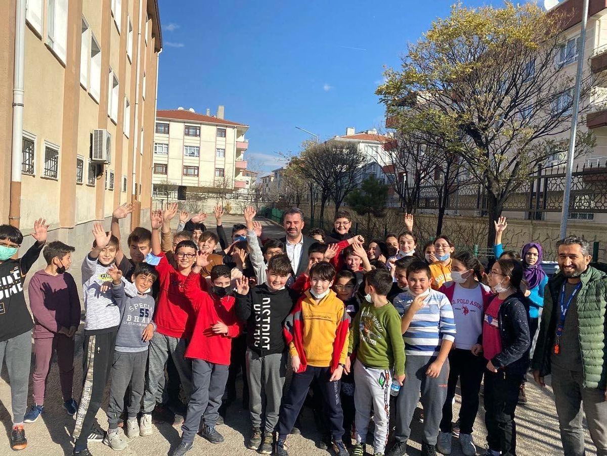 Pursaklar Belediye Başkan Ertuğrul Çetin\'e öğrencilerden yoğun sevgi gösterisi