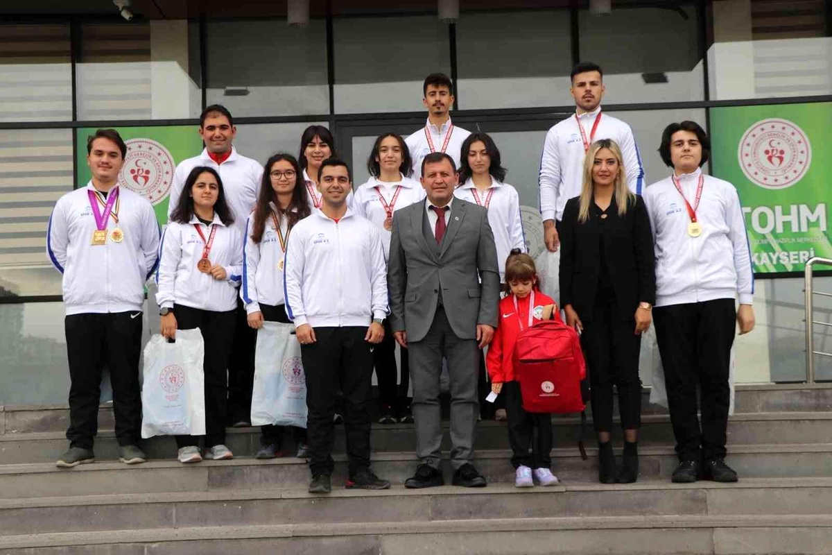 Şampiyonlardan Ali İhsan Kabakcı\'ya ziyaret