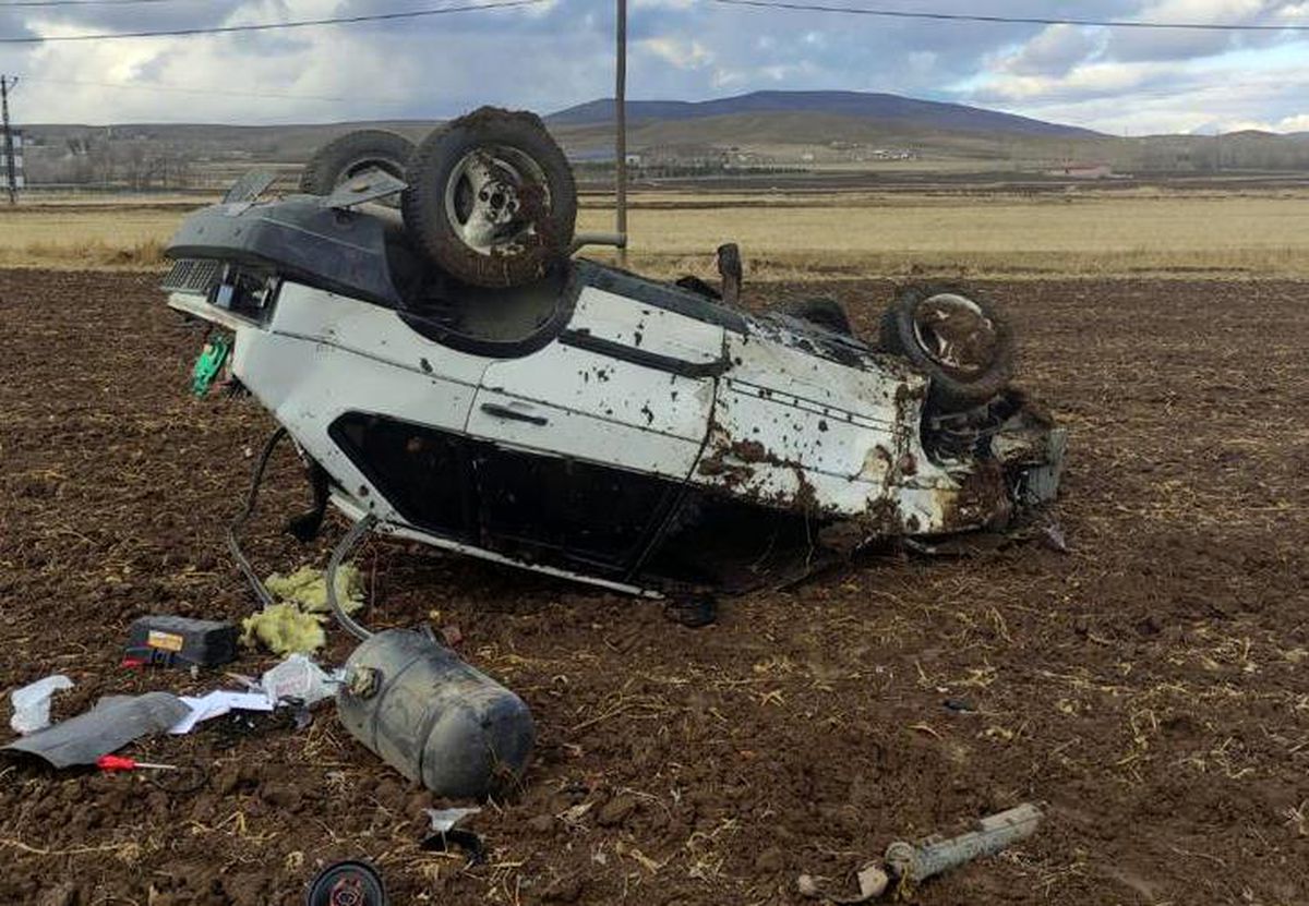 Son dakika haberi... Sivas\'ta devrilen otomobildeki hamile kadın öldü, eşi yaralandı