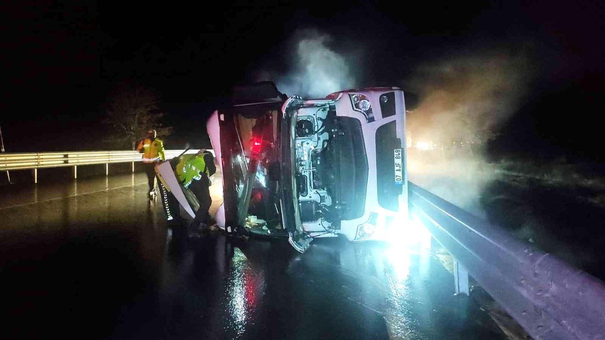 Sıvı tarım maddesi taşıyan tır devrildi: 1 yaralı
