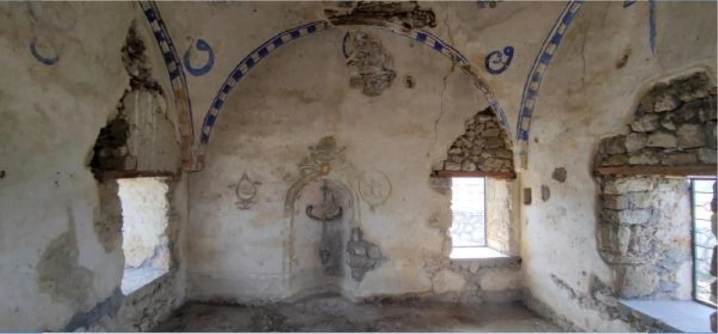 Tarihi camideki utandıran görüntüler temizlendi