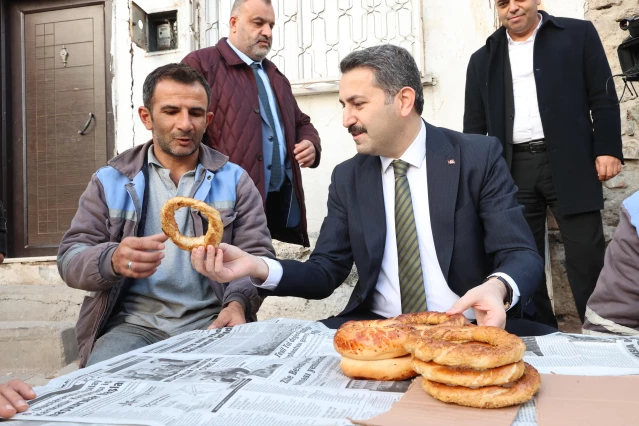 Başkan Eroğlu'dan belediye işçilerine çay ile simit ikramı