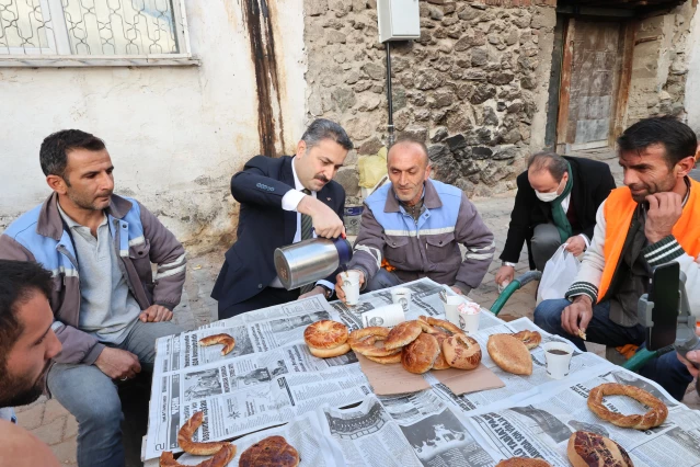 Başkan Eroğlu'dan belediye işçilerine çay ile simit ikramı