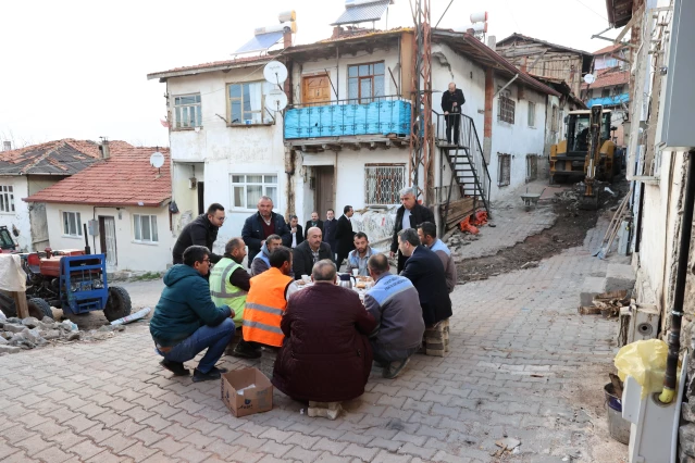 Başkan Eroğlu'dan belediye işçilerine çay ile simit ikramı