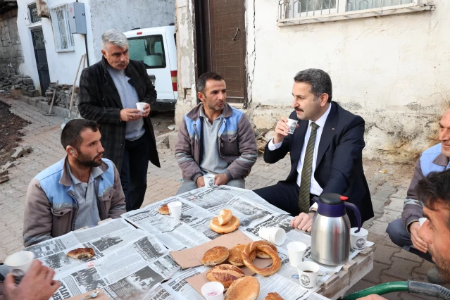 Başkan Eroğlu'dan belediye işçilerine çay ile simit ikramı