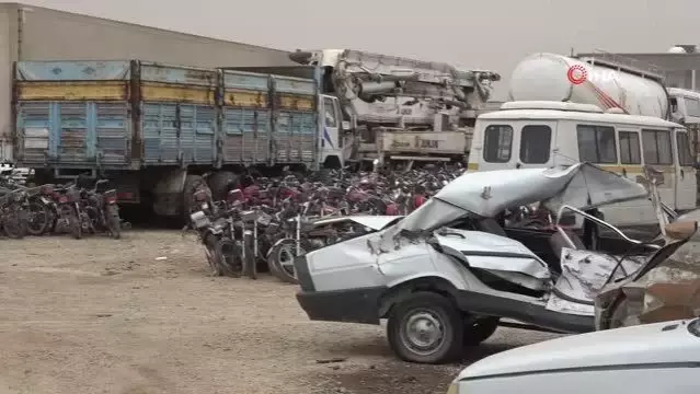 Yediemin otoparkında araçlar çürümeye terk edildi