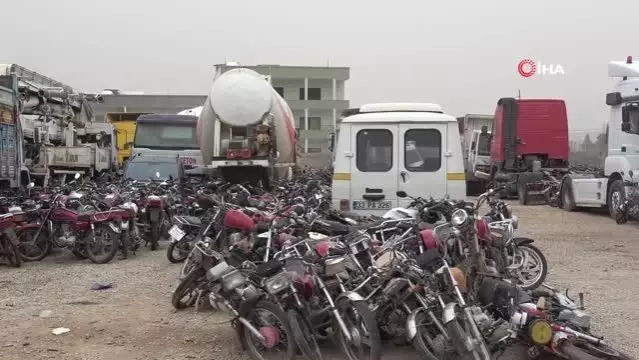 Yediemin otoparkında araçlar çürümeye terk edildi