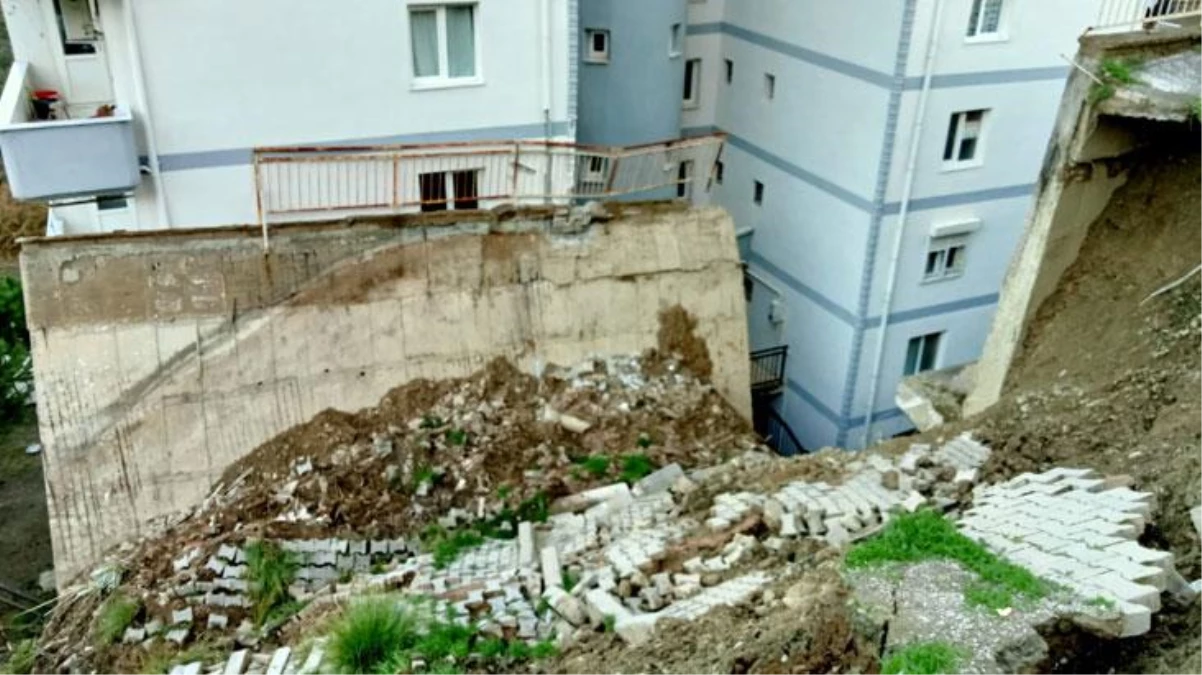 Yıkılan istinat duvarının verdiği hasar havadan görüntülendi: 88 daire tahliye edildi
