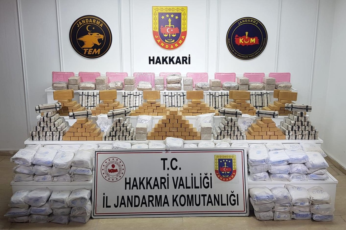 Yüksekova\'da araziye gizlenmiş 270 kilo eroin ve 25 kilo metamfetamin ele geçirildi