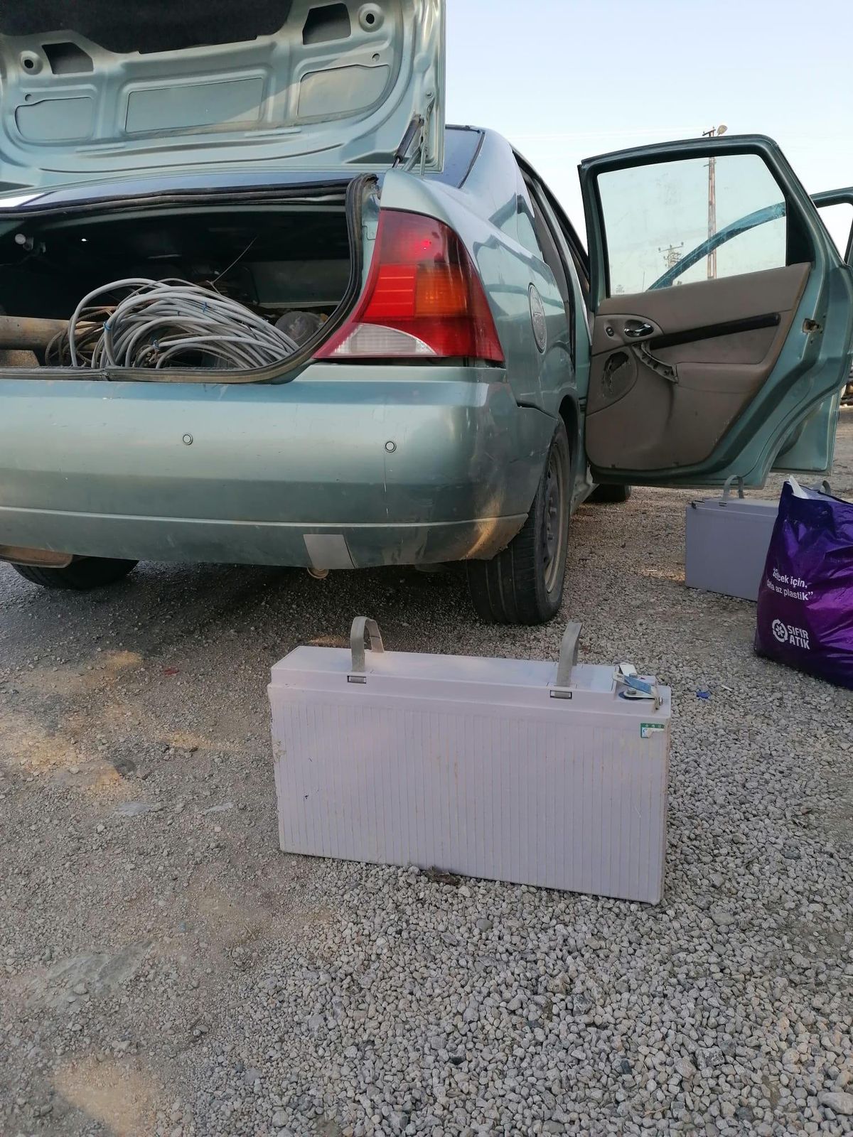 Adana\'da uygulamada durdurulan otomobilde baz istasyonundan çalınan aküler çıktı