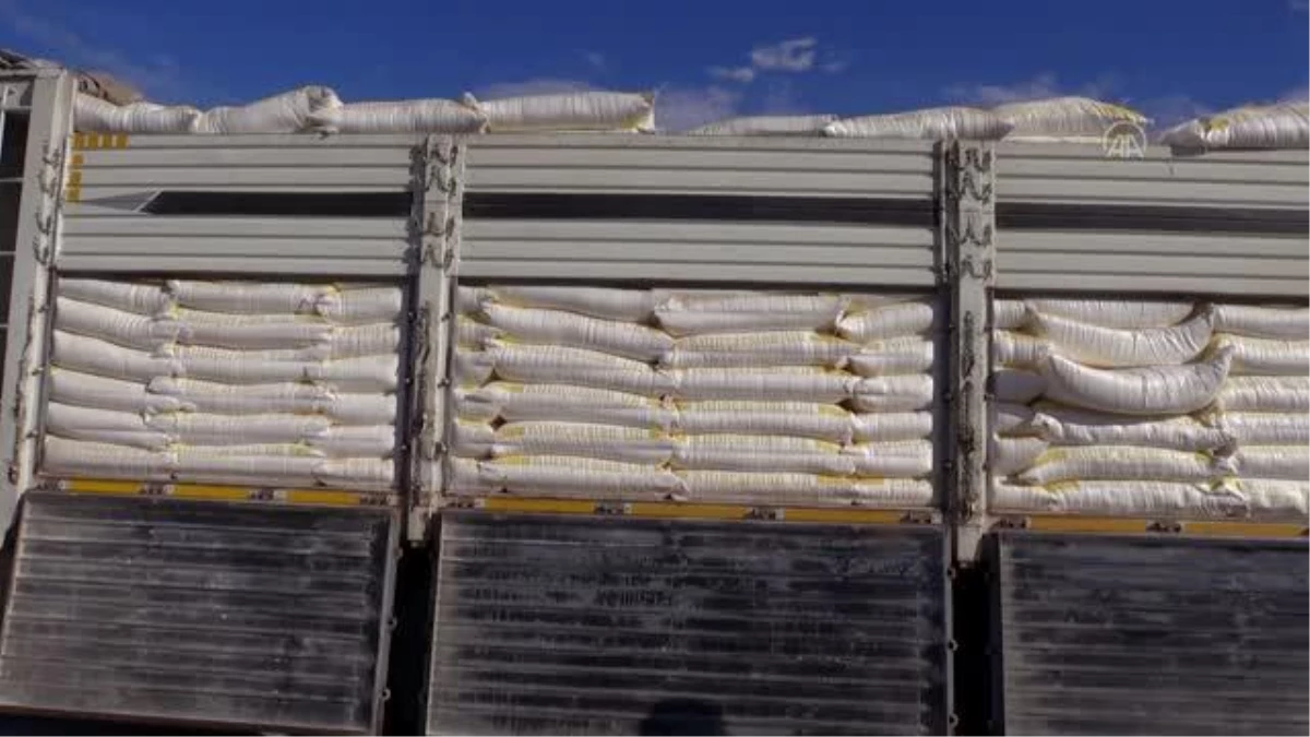 AFYONKARAHİSAR - Çuvalı 195 liradan temin edilen 4 bin çuval un fırıncılara dağıtıldı