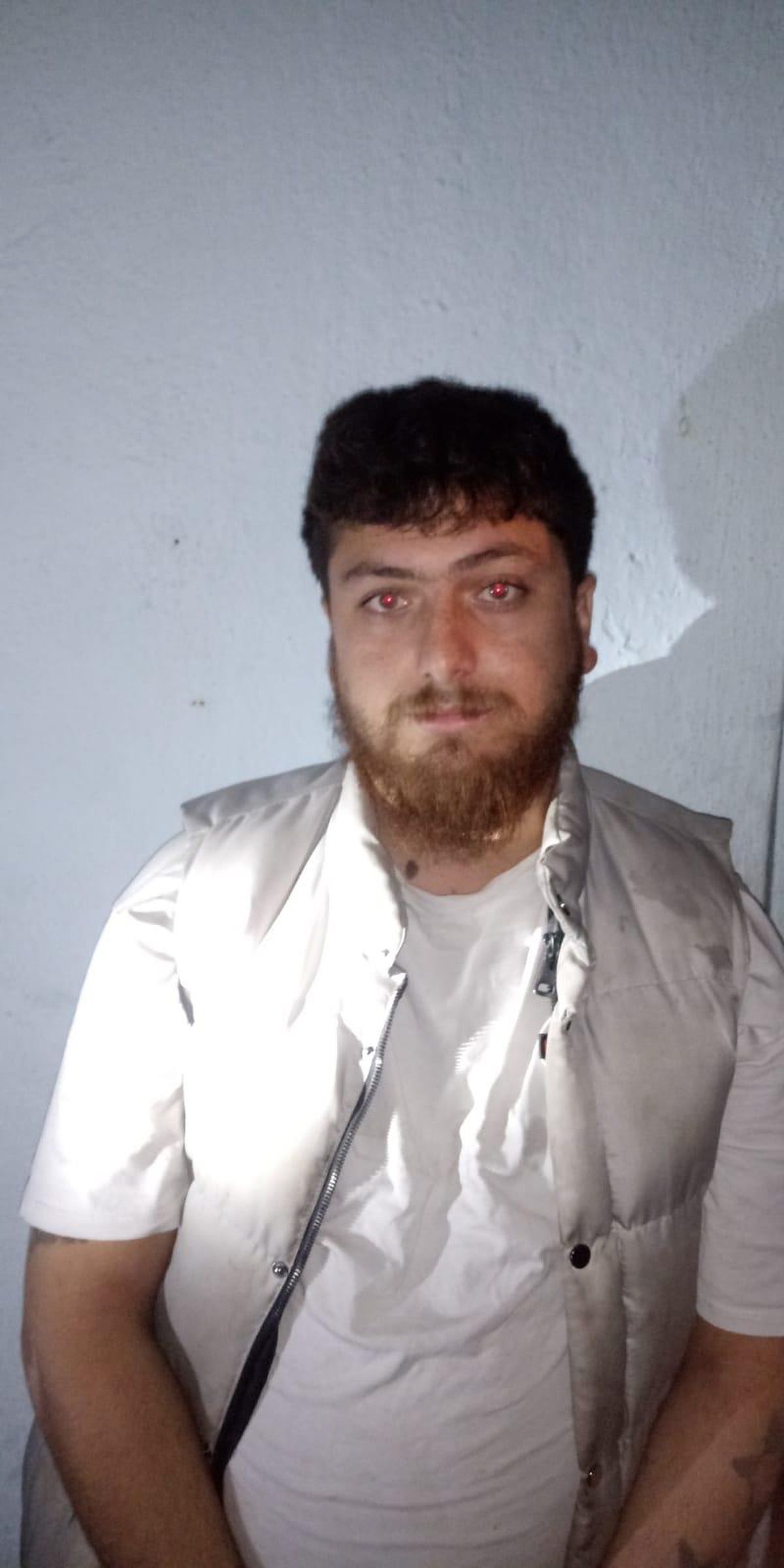 Afyonkarahisar\'da 15 yıl 11 ay kesinleşmiş hapis cezasıyla aranan firari hükümlü, evin gizli bölmesinde yakalandı