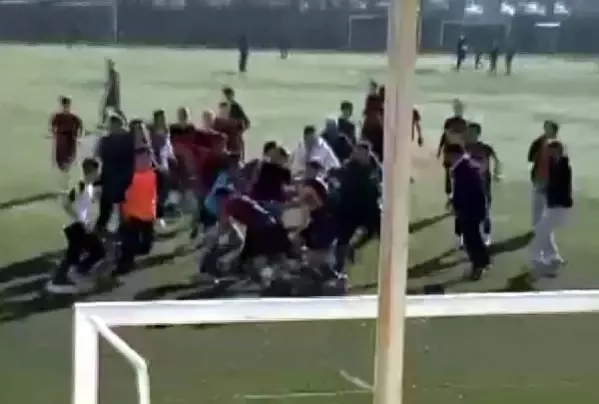 Topu bırakıp birbirlerine vurmaya başlayınca maç iptal edildi! Topu bırakıp birbirlerine vurmaya başlayınca maç iptal edildi!