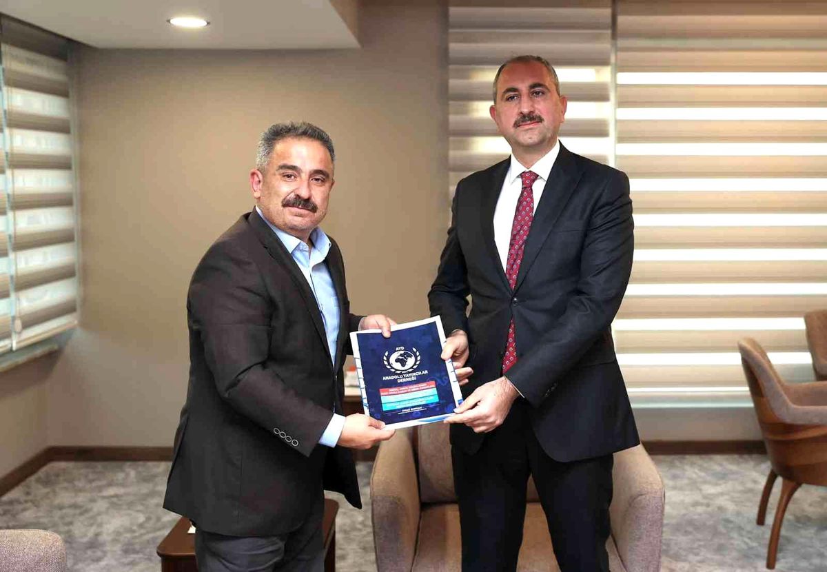 Son dakika: AYD Başkanı Burhan, Bakan Gül\'e internet yasasıyla ilgili dosya sundu