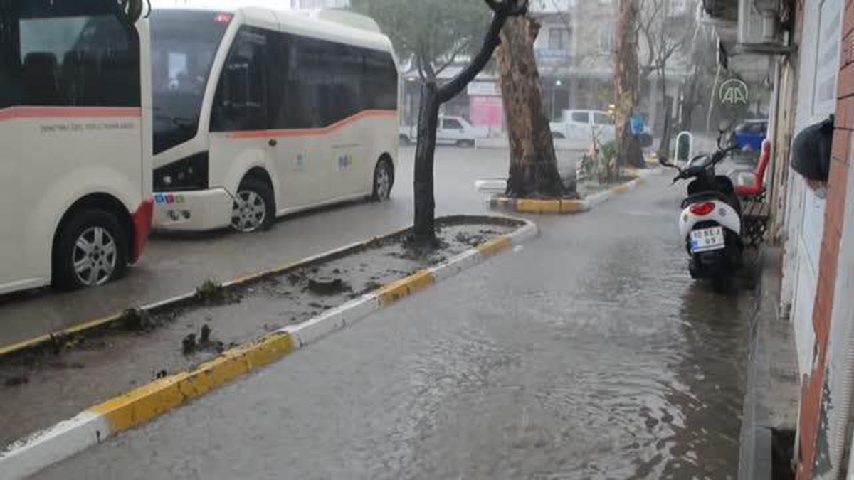 BALIKESİR - Ayvalık'ta yağış ve fırtına etkili oldu