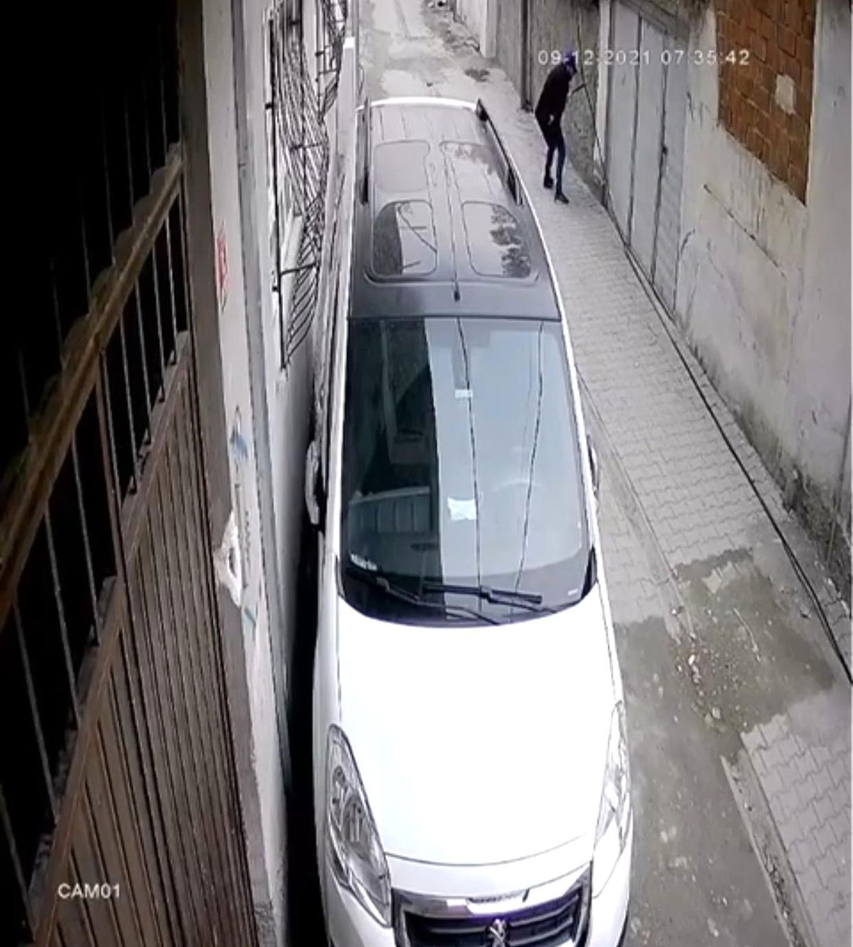 Batman\'da internet kablosunu çalan hırsız güvenlik kamarasına takıldı