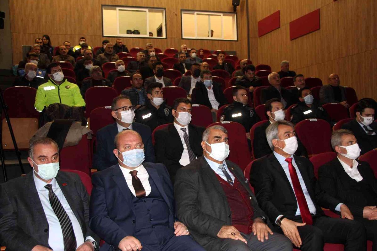 Batman İl Emniyet Müdürlüğü muhtarlarla sorumluluk alanı ve huzur toplantısı gerçekleştirdi